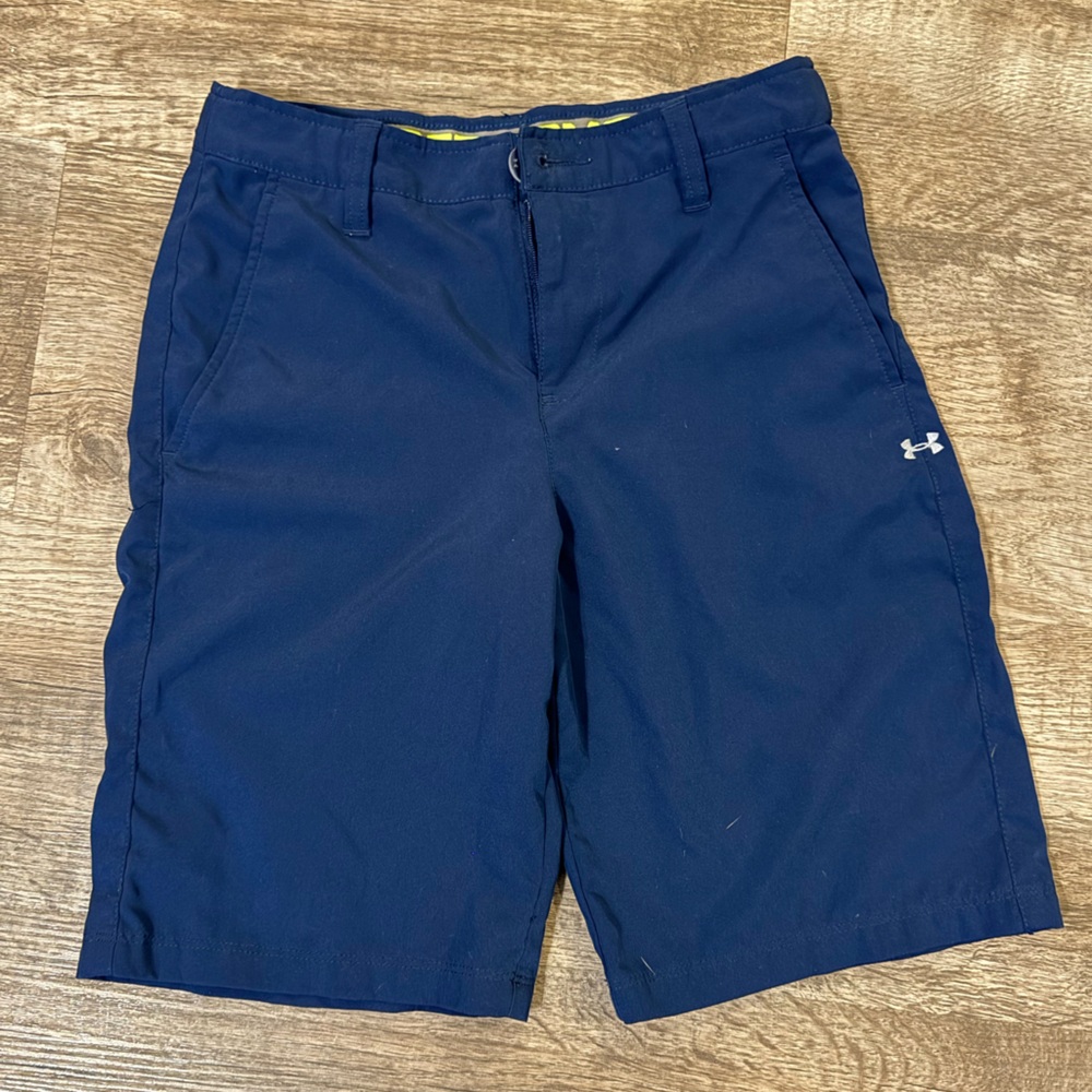 Boys UA shorts Sz Medium
